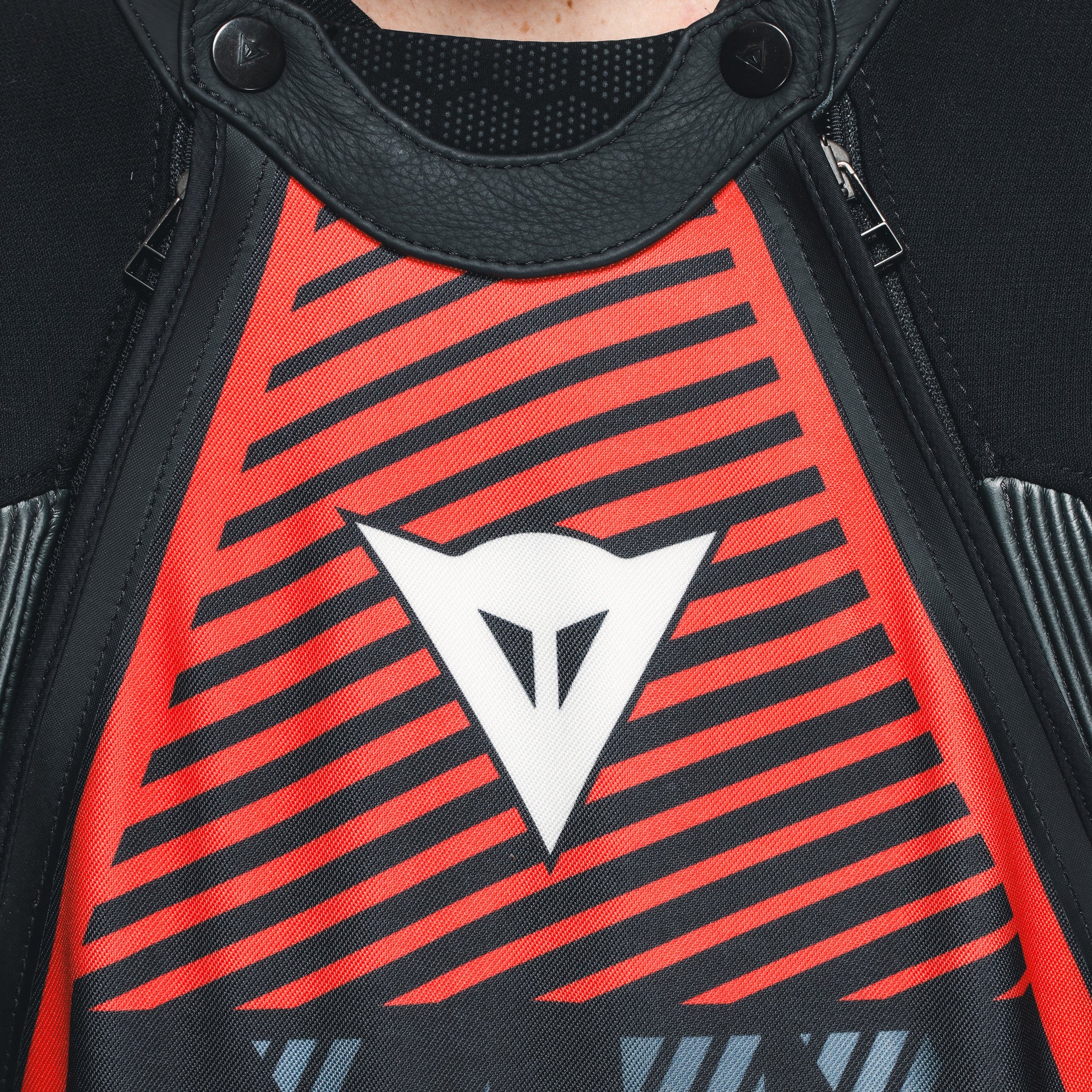 Dainese Audax D-ZIP traje de cuero de una pieza – Mono de carrera perforado | Hombres | Negro/Rojo 