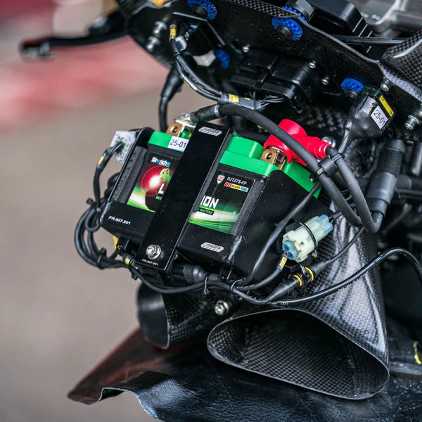 Soporte de batería frontal WorldSSP Feel Racing Ducati Panigale V2 955 (20-24) FR.07.KIT 