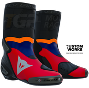 Botas de motocicleta de carreras y carretera Dainese Axial 2 Air Racing y Luca Marini Replica 2026 | Hombre | Rojo Lava / Azul Eléctrico / Naranja Flúor / Blanco | Custom Works 
