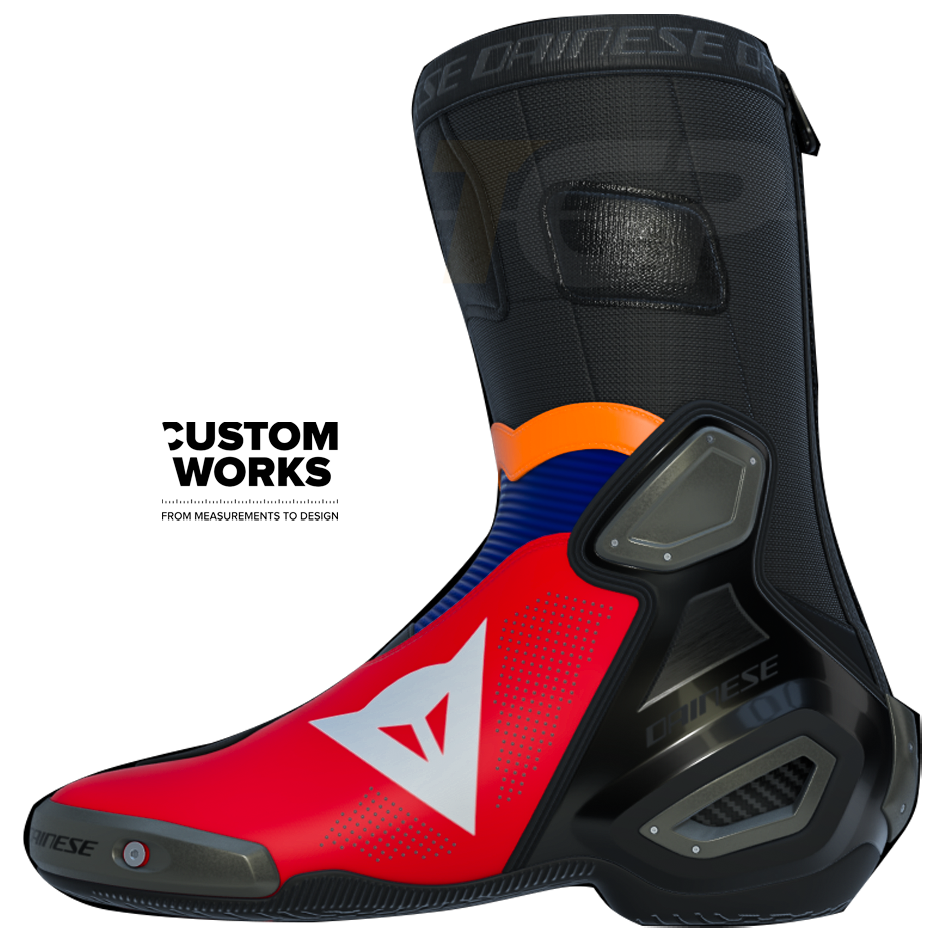 Botas de motocicleta de carreras y carretera Dainese Axial 2 Air Racing y Luca Marini Replica 2026 | Hombre | Rojo Lava / Azul Eléctrico / Naranja Flúor / Blanco | Custom Works 
