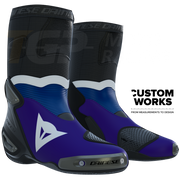 Botas de moto de carreras y calle Dainese Axial 2 Racing Prima Pramac Yamaha MotoGP Replica | Hombre | Morado / Azul Yamaha / Blanco | Custom Works 