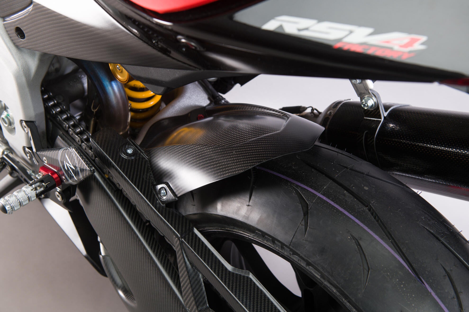 Guardabarros trasero de carbono LighTech Aprilia RSV4/RR/1100 Factory (21-25) CARA2020 