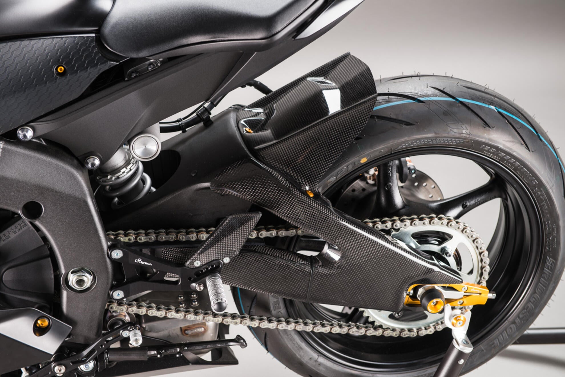 Guardabarros trasero de carbono LighTech Yamaha YZF-R6 RJ11, RJ15, RJ27 (06-25) CARY9920 