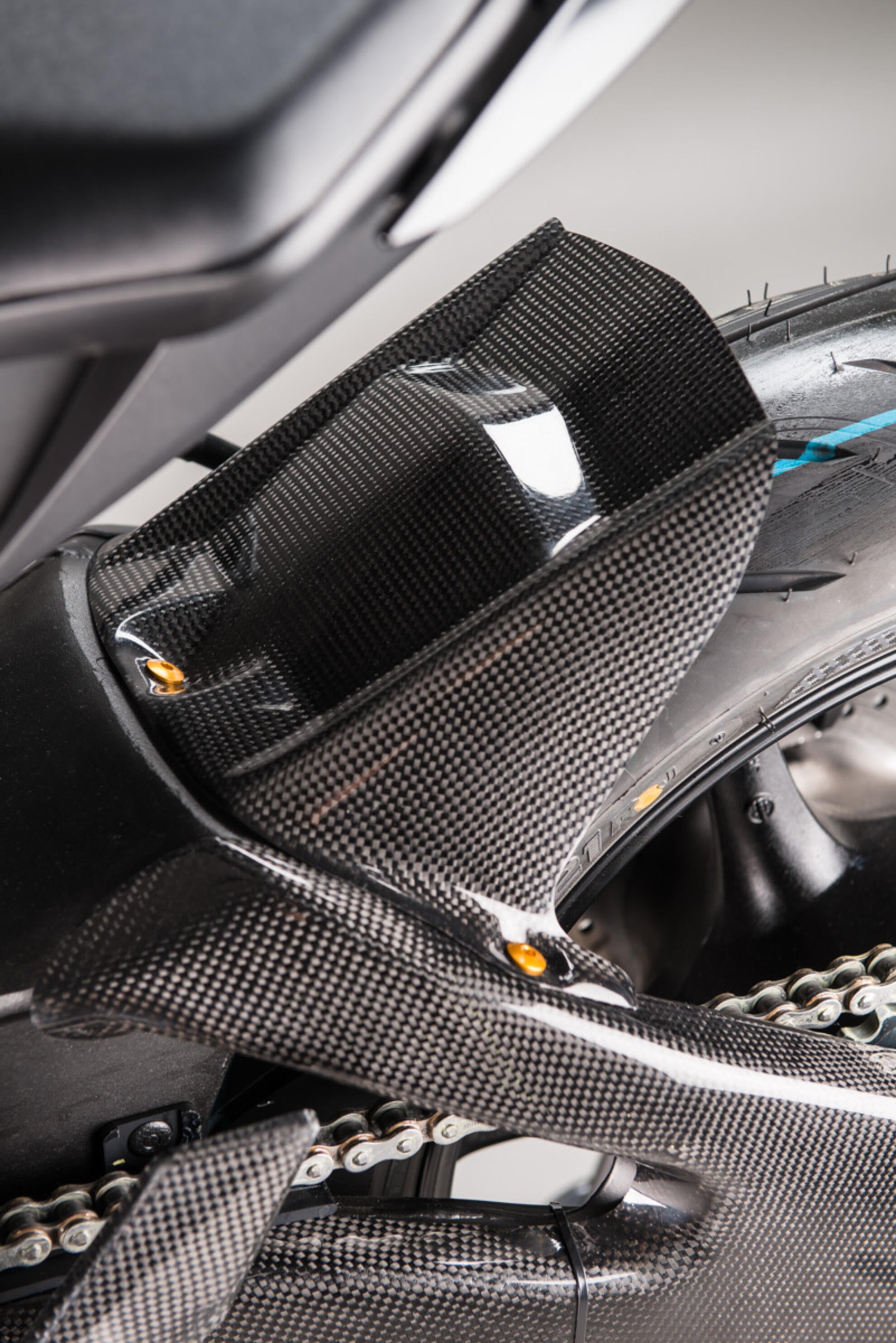 Guardabarros trasero de carbono LighTech Yamaha YZF-R6 RJ11, RJ15, RJ27 (06-25) CARY9920 