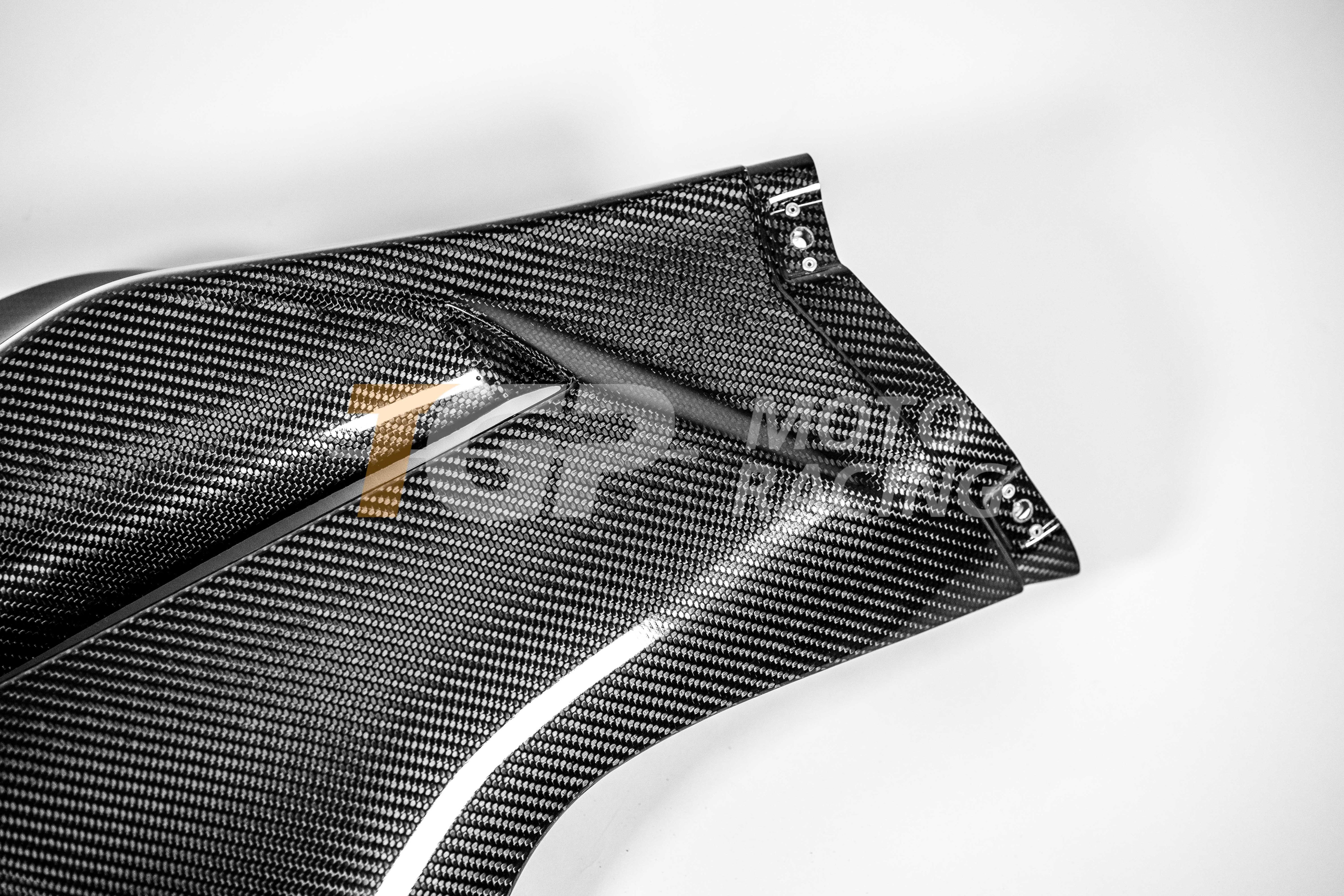 Panel lateral derecho 200 g de carbono AP Carbon Line Ducati Panigale V4 R (2026) 