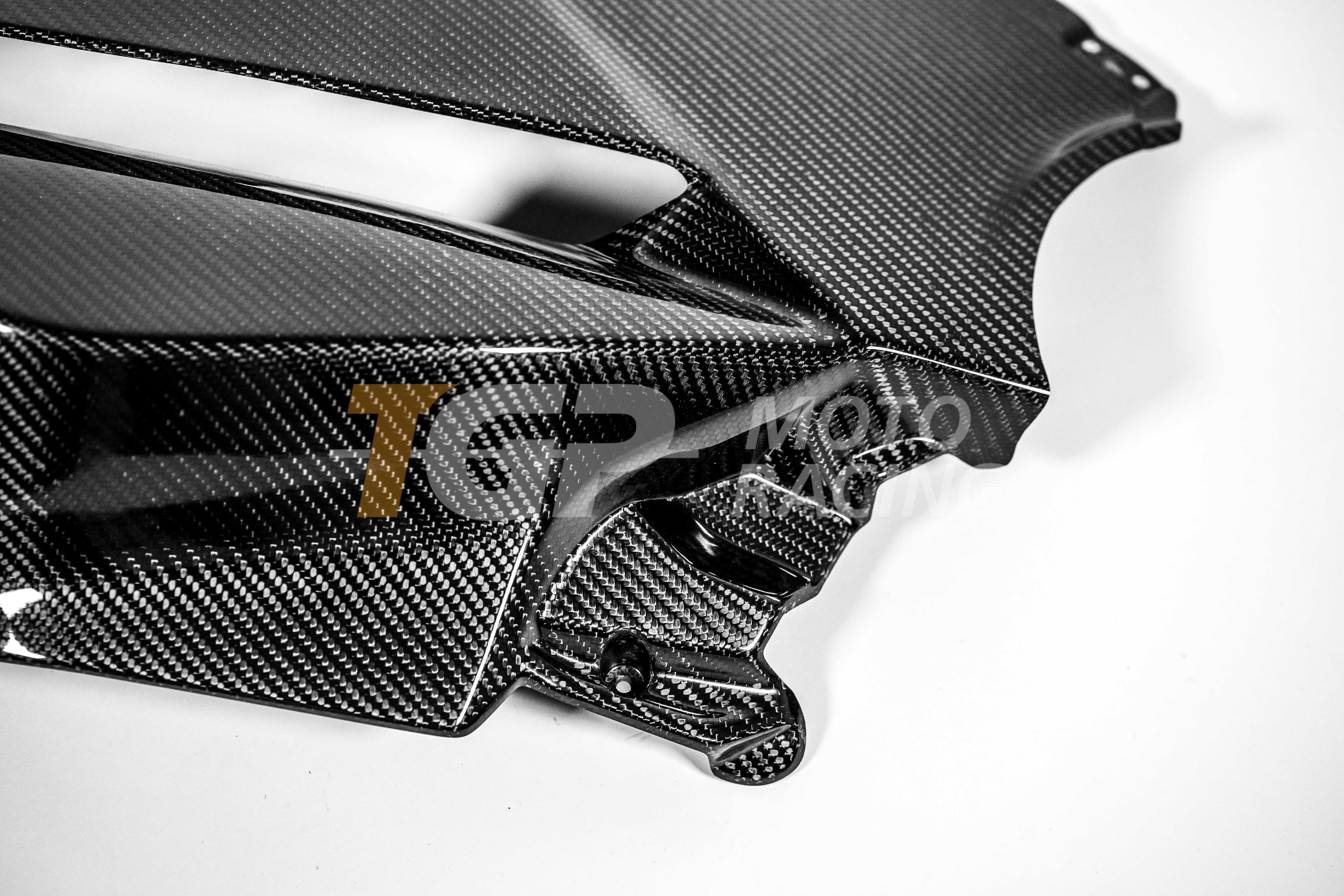 Panel lateral derecho 200 g de carbono AP Carbon Line Ducati Panigale V4 R (2026) 