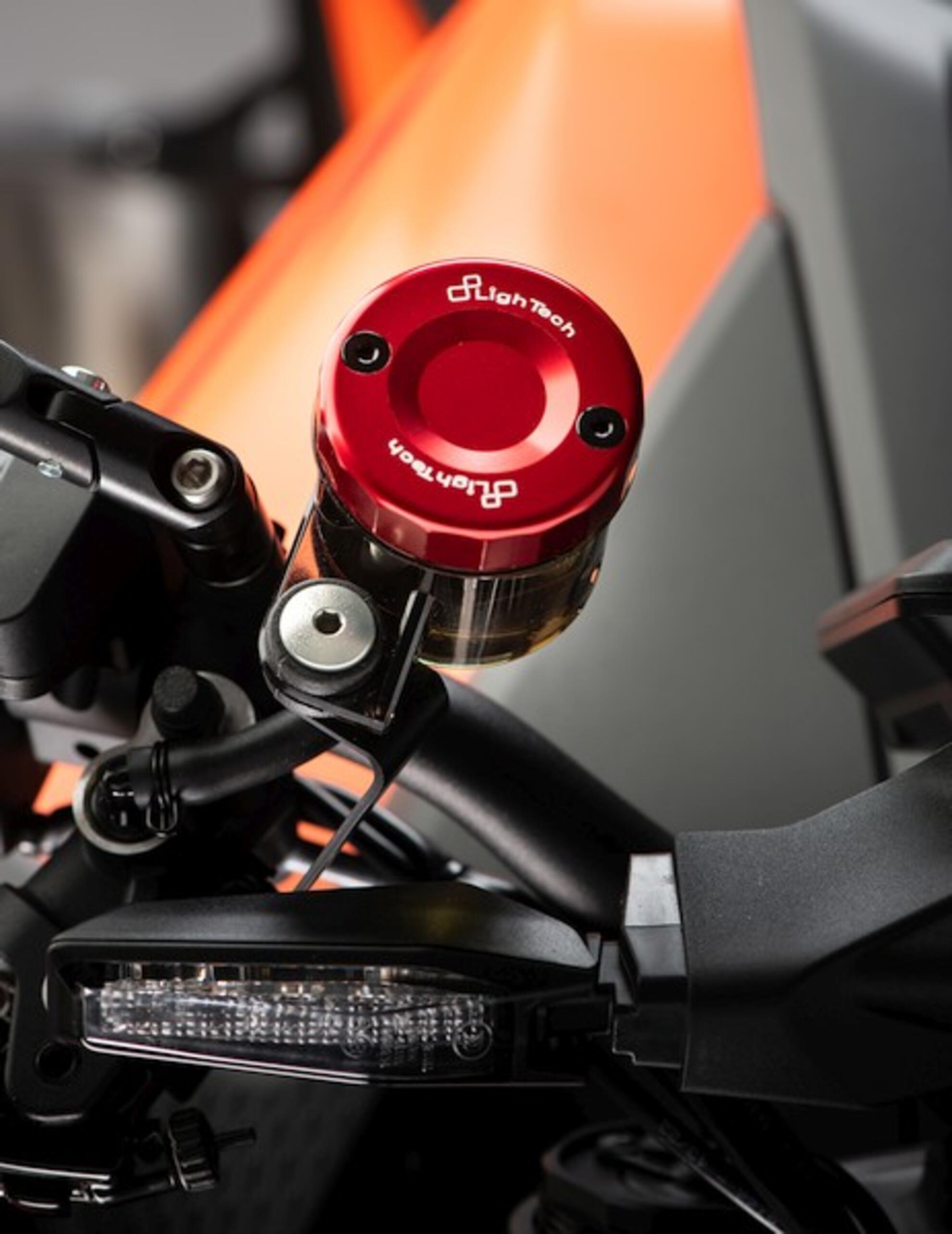 Tapa del recipiente de compensación delantera LighTech Ducati Panigale V4/S/R (18-24) FBC04 