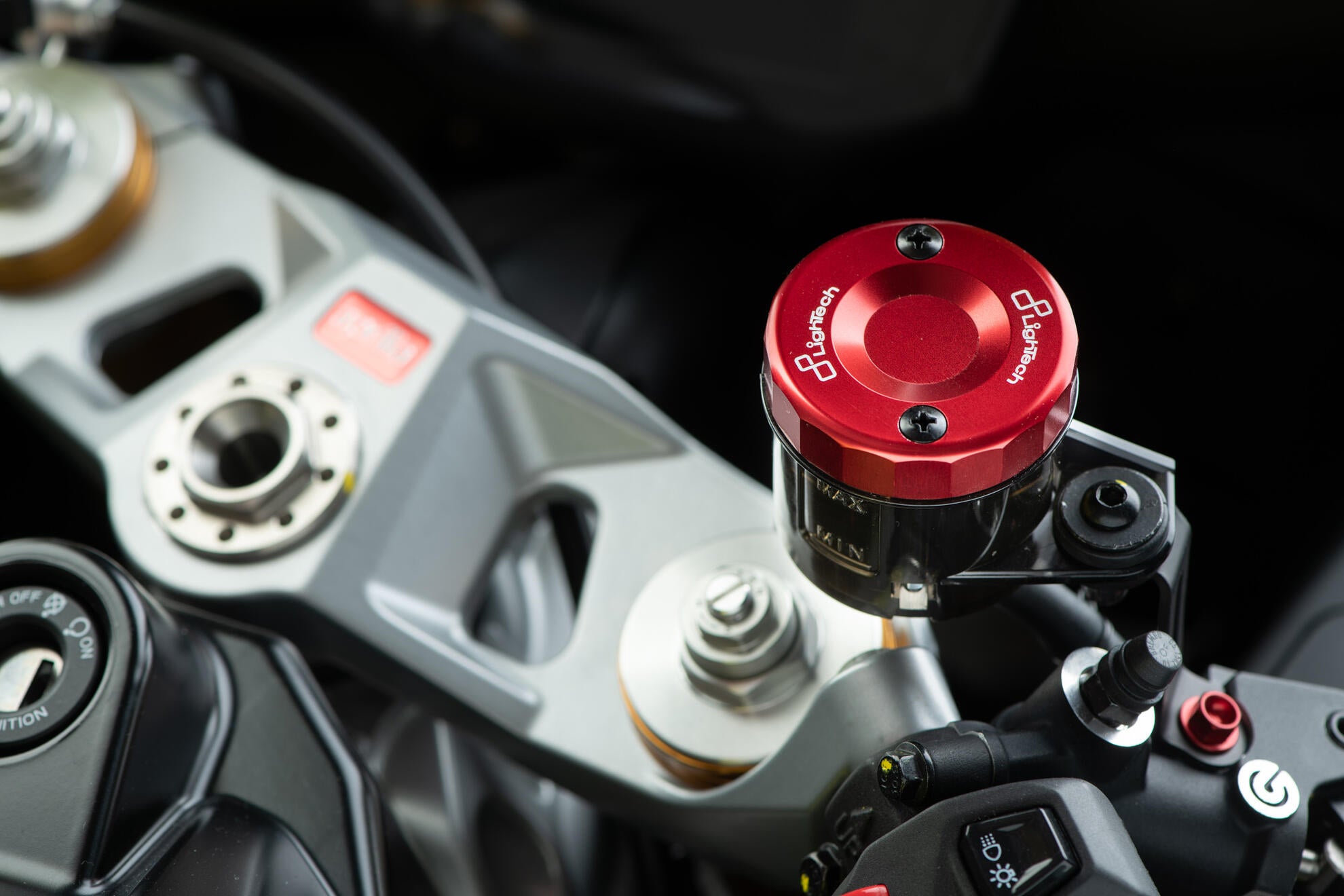 Tapa del recipiente de compensación delantera LighTech Ducati Panigale V4/S/R (18-24) FBC04 