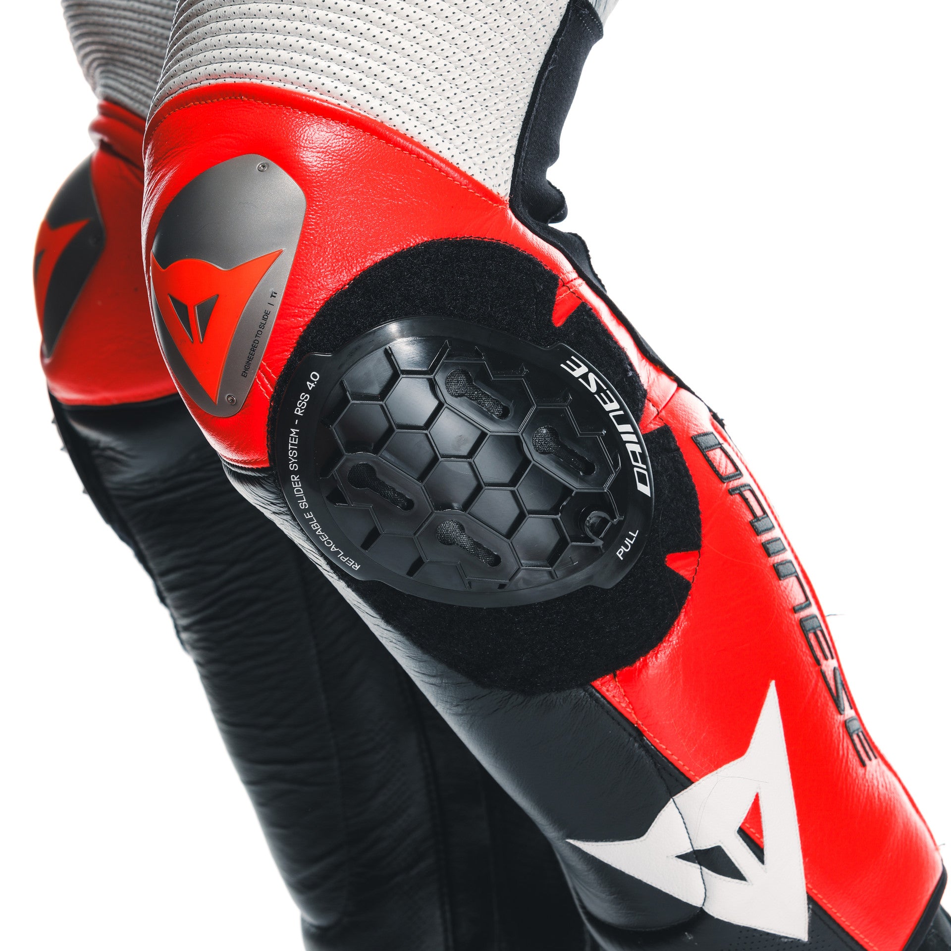 Dainese Mugello 3 D-AIR® Mono de cuero con airbag perforado – Traje de carrera | Hombre | Negro/Rojo 