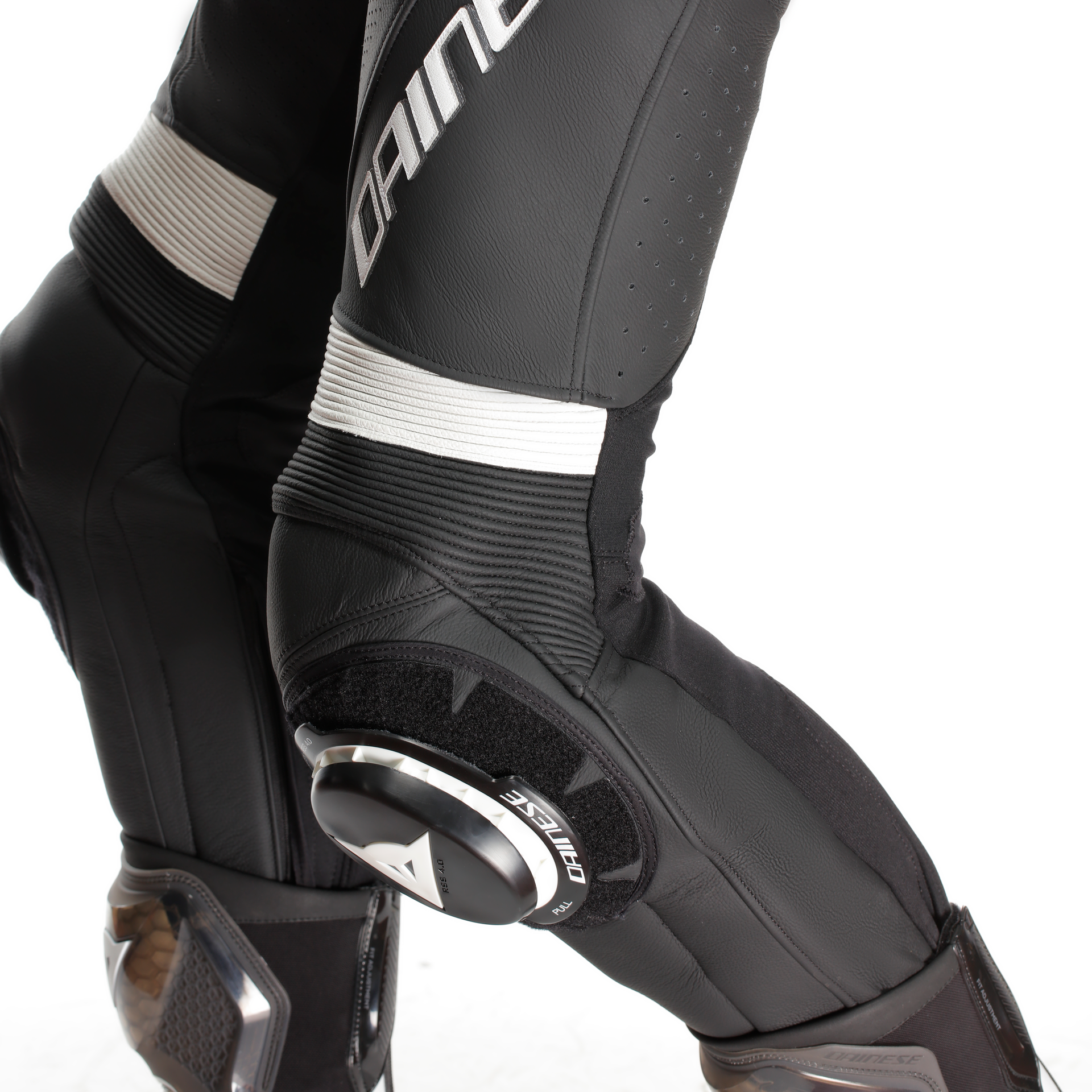 Dainese Laguna Seca 6 Mono de cuero – Traje de competición perforado | Hombre | Negro/Blanco 