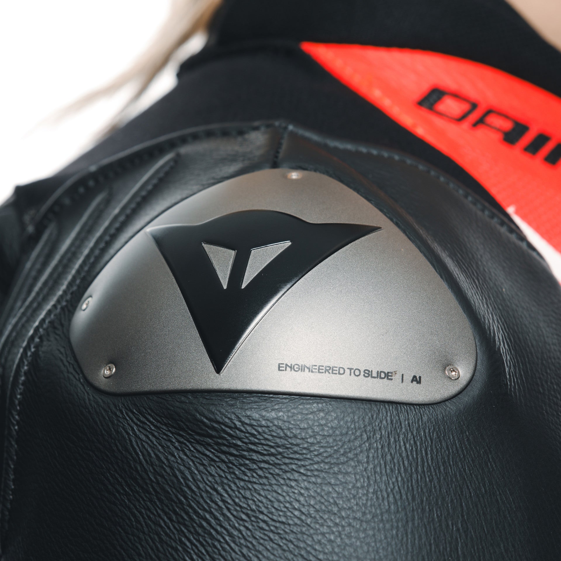 Dainese Misano 3 Lady D-AIR® Mono de cuero – Traje de carrera con airbag perforado | Mujeres | Rojo 