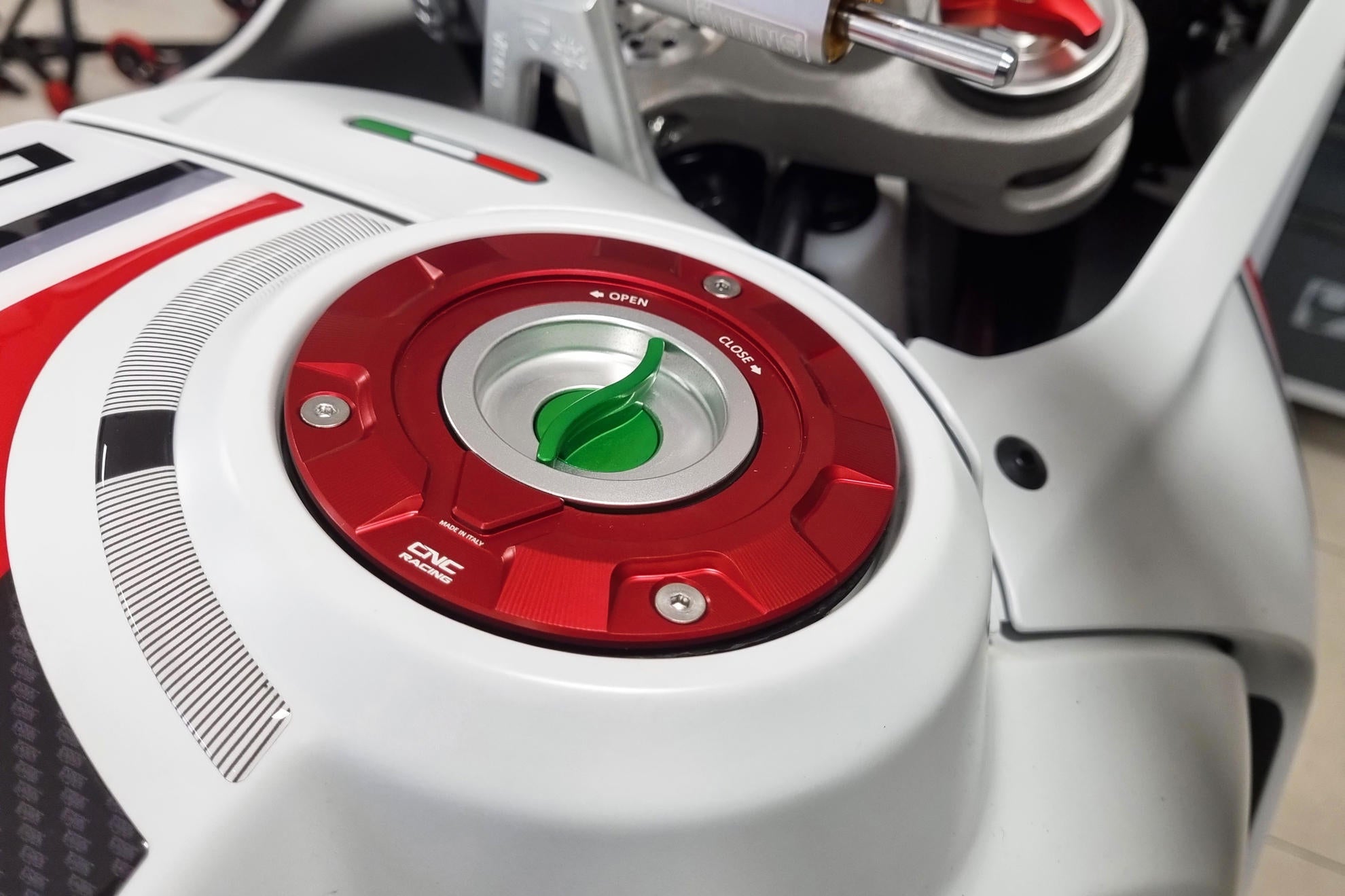 Tapa de tanque con cierre rápido Livery Tricolore CNC Racing Ducati Panigale V4/S (2025) TS401R 