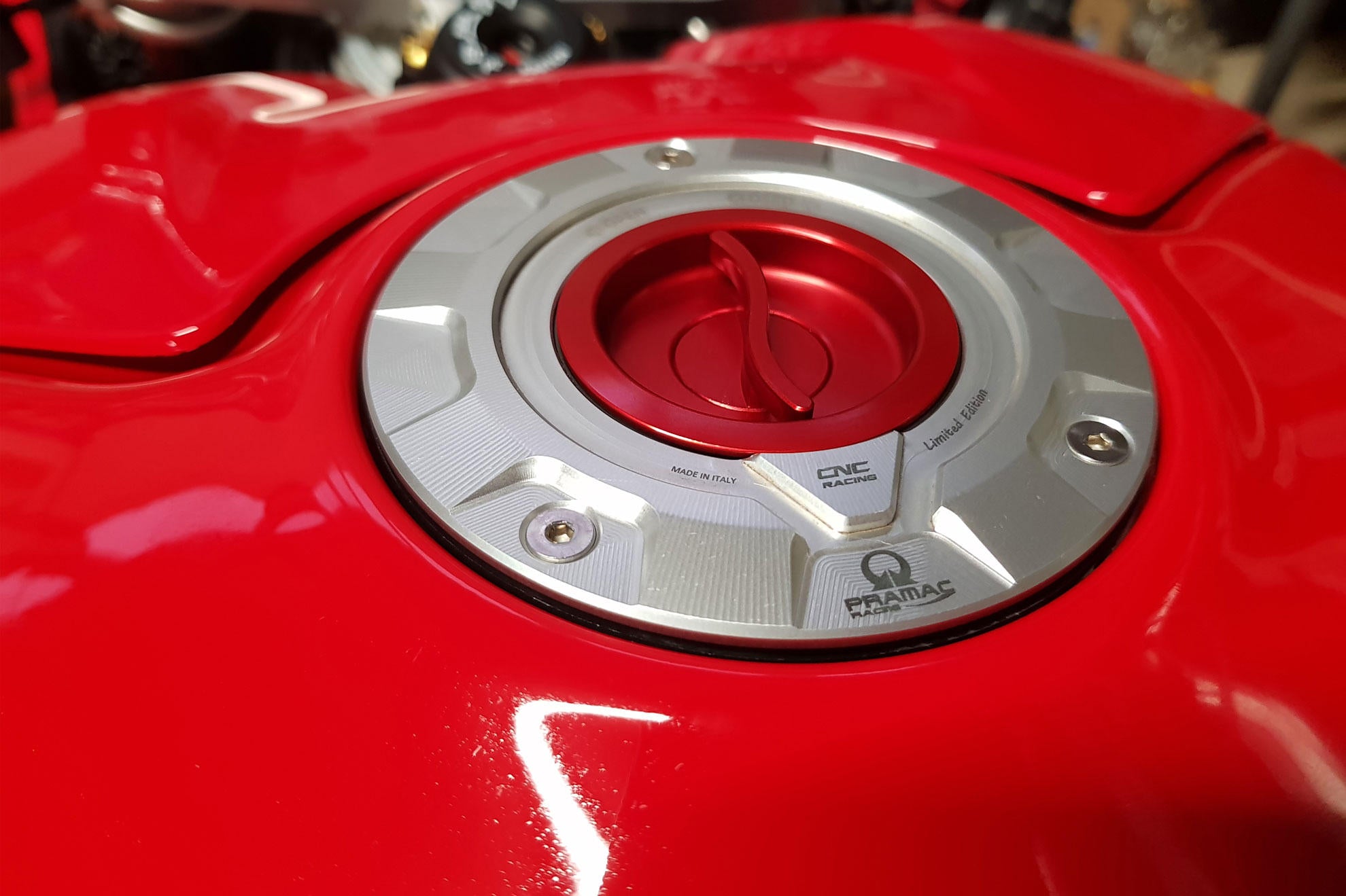 Tapa de combustible con cierre rápido Pramac Racing Edición Limitada CNC Racing Ducati Panigale V4/S (2025) TS423PR 