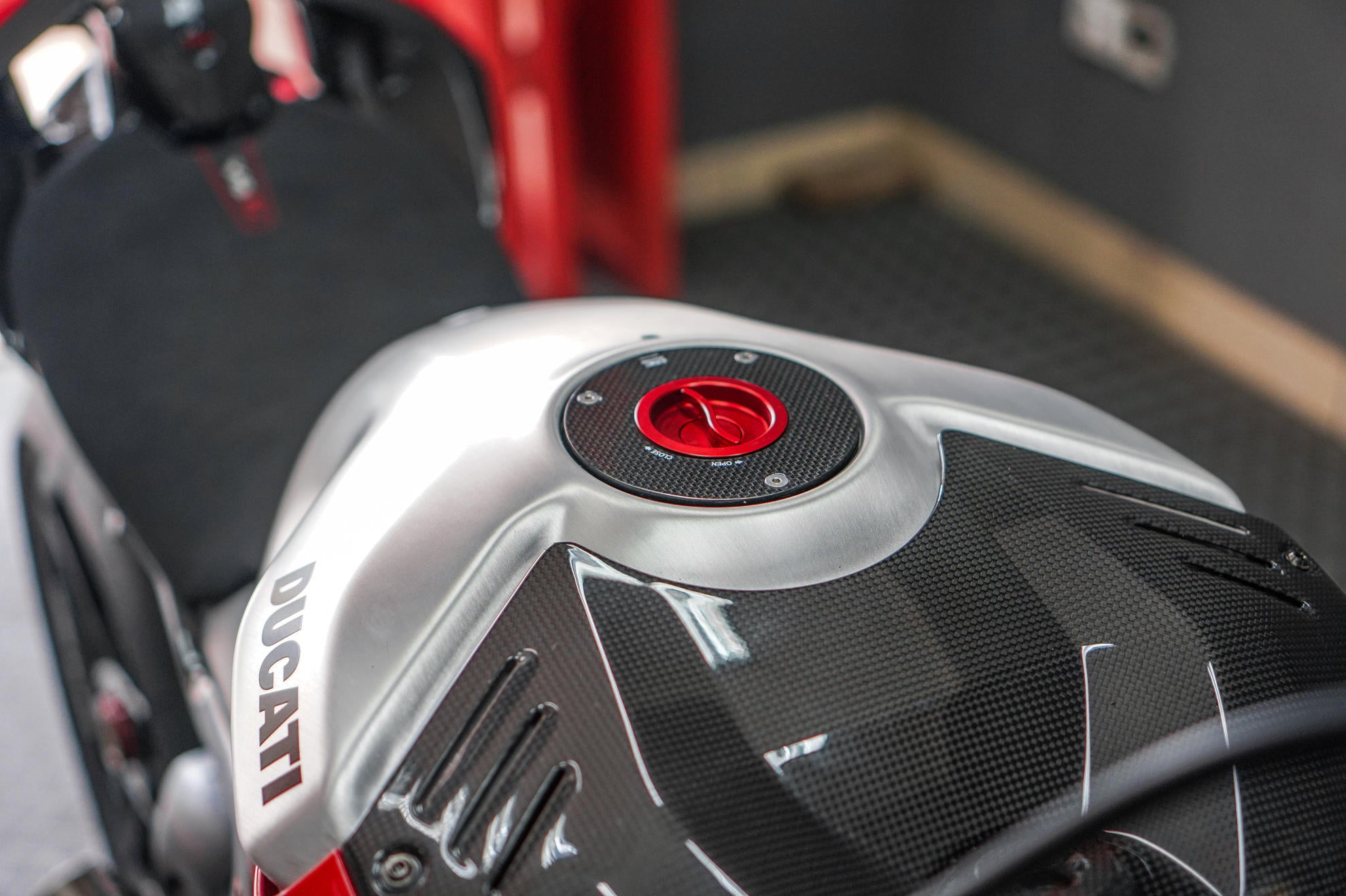 Tapa de tanque de carbono CNC Racing Ducati Panigale V4/S (2025) TSB21 