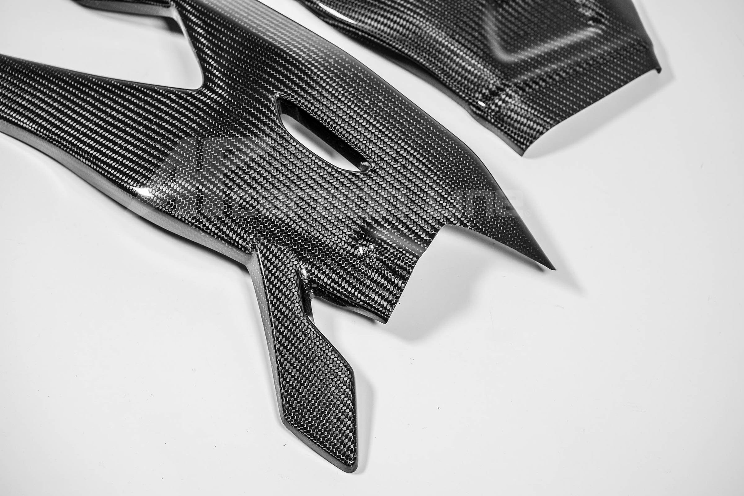 Cubiertas de basculante 200g AP Carbon Line Yamaha YZF-R1/M RN32, RN49 y RN65 (15-25) 